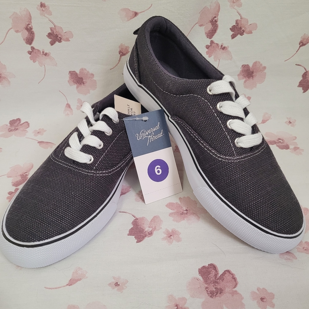 NWT Universal Thread Molly Women’s Sneakers - Black